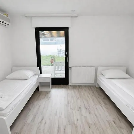 Frankfurt East Family House Villa *